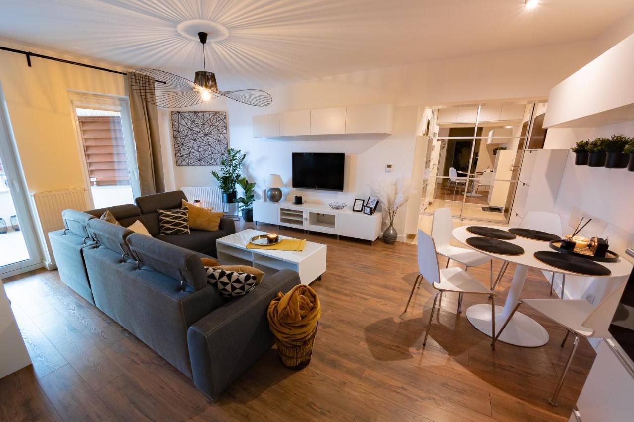 Ciekawe Miejsce B Apartment โควอบเซก ภายนอก รูปภาพ